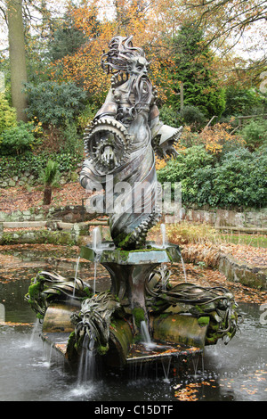 Chester zoologischen Gärten. Herbstliche Ansicht von Noah und der vier Winde-Statue im Chester Zoo Sunken Garden. Stockfoto