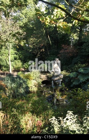 Chester zoologischen Gärten. Herbstliche Ansicht von Noah und der vier Winde-Statue im Chester Zoo Sunken Garden. Stockfoto