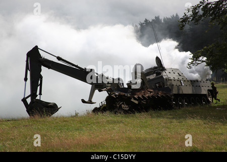 Cholmondeley Schlossgärten. Ein Trojaner gepanzerte Fahrzeug während einer britischen Armee Assault Demonstration am Pageant of Power. Stockfoto