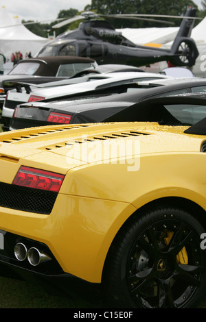 Cholmondeley Schlossgärten. Classic, Vintage und neue Luxus-Fahrzeuge für den Verkauf innerhalb der Paddock-Arena bei den Pageant of Power. Stockfoto