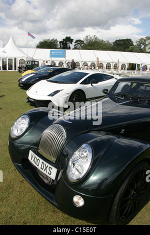 Cholmondeley Schlossgärten. Classic, Vintage und neue Luxus-Fahrzeuge für den Verkauf innerhalb der Paddock-Arena bei den Pageant of Power. Stockfoto