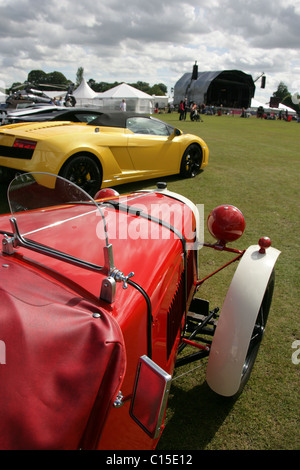 Cholmondeley Schlossgärten. Classic, Vintage und neue Luxus-Fahrzeuge für den Verkauf innerhalb der Paddock-Arena bei den Pageant of Power. Stockfoto