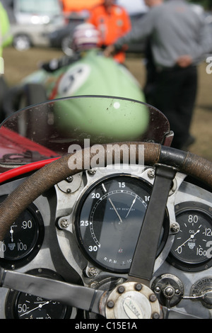 Cholmondeley Schlossgärten. Racing Cars Line-up an der Startlinie des Cholmondeley Castle Pageant of Power-Rennstrecke. Stockfoto