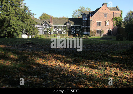 Gawsworth Old Hall, England. Herbstliche Ansicht Gawsworth Gelände mit Gawsworth Old Hall im fernen Hintergrund. Stockfoto