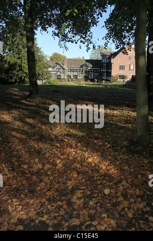 Gawsworth Old Hall, England. Herbstliche Ansicht Gawsworth Gelände mit Gawsworth Old Hall im fernen Hintergrund. Stockfoto