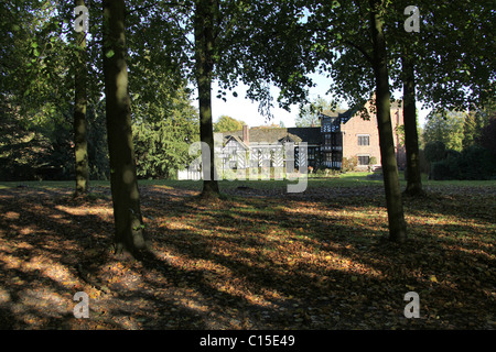 Gawsworth Old Hall, England. Herbstlicher Blick auf Gawsworth Garten mit Gawsworth Old Hall im Hintergrund. Stockfoto