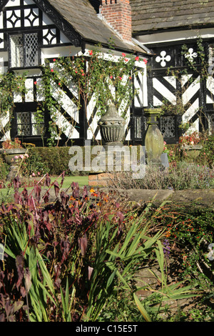 Gawsworth Old Hall, England. Herbstlicher Blick auf Gawsworth Garten mit Gawsworth Old Hall im Hintergrund. Stockfoto