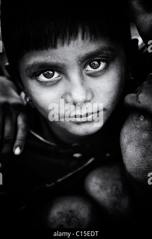 GADIA Lohar. Nomadische Rajasthan junge. Indiens wandernde Schmiede. Monochrom Stockfoto