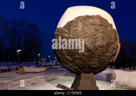 Ein Metall Globus mit den Sternzeichen im Kosmonauten Alley in Moskau, Russland Stockfoto