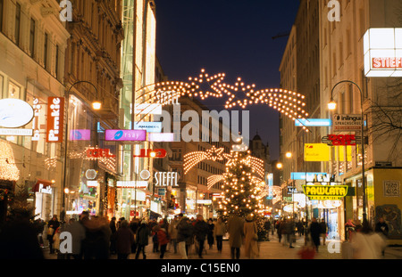 Weihnachten Straßenszene in der Nacht, Kaerntner Strasse, Wien, Austria, Europe Stockfoto