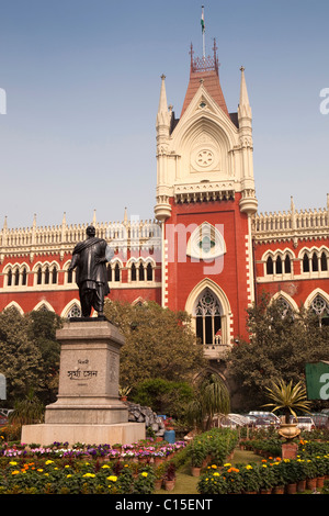 Indien, Westbengalen, Kalkutta, Calcutta High Court Gebäude mit Statue vor Stockfoto
