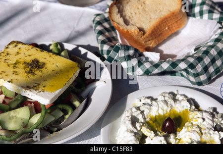 Griechischer Salat, Brot, Tzatziki, Tzadziki oder Tsatsiki, Griechenland, Europa Stockfoto