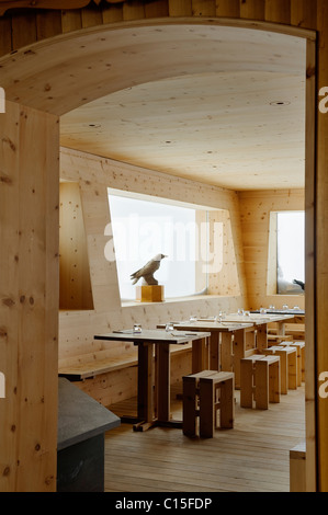 Ski Club Speisesaal im Pinienwald Stockfotografie - Alamy