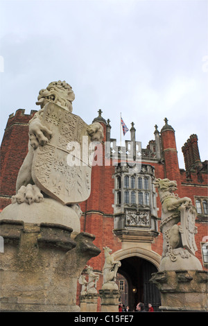 Löwe und Panther' King's Statuen Tiere', West Gate, Hampton Court Palace, East Molesey, Surrey, England, Großbritannien, USA, UK, Europa Stockfoto