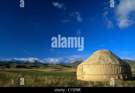 Jurte neben Song-Kul-See vor der Verein‑ zu Mountain Range, Kirgisien, Zentralasien Stockfoto