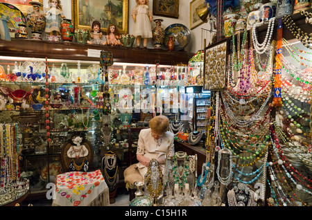 Frau schläft in ihrem Antiquitäten Shop, Markt in San Telmo, Buenos Aires, Argentinien Stockfoto