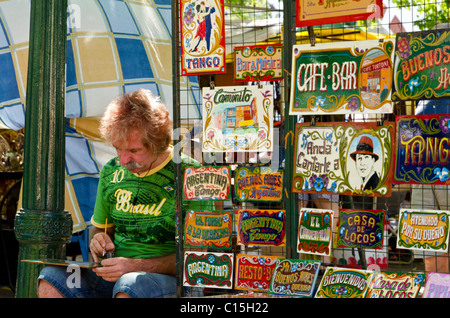 Souvenirs zum Verkauf in San Telmo Markt Sonntag, Buenos Aires, Argentinien Stockfoto