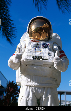 Astronaut, zwei Daumen hoch, am Kennedy Space Center in Cape Canaveral, Florida, USA Stockfoto