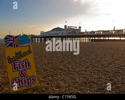 Blick über Brighton Pier mit traditionellen Fish and Chips Zeichen. Stockfoto