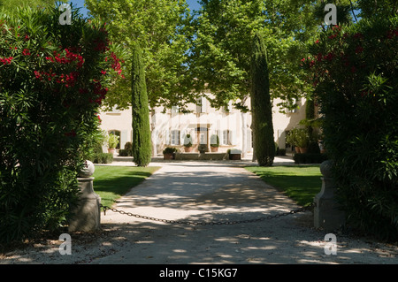 Schattigen Außenbereich des Provence-Landhaus Stockfoto