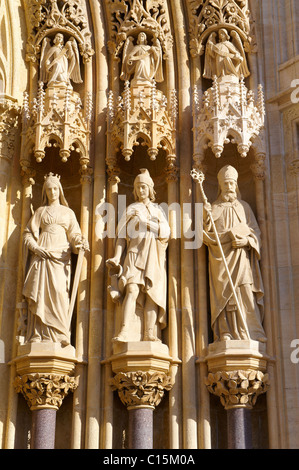 Die neugotische Statuen der Kathedrale der Himmelfahrt der Jungfrau Maria, Zagreb, Kroatien Stockfoto