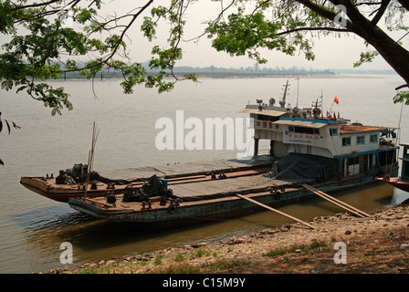 Chinesische Fracht Boote angedockt an Chiang Saen, Thailand, am Mekong River. Stockfoto