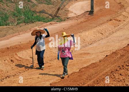 Lady-Arbeiter bei Straßenarbeiten, Chiang Saen, Thailand, auf der neuen Autobahn zum Mekong Fluss. Stockfoto