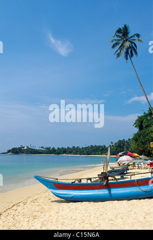 Angelboot/Fischerboot auf dem Strand, Unawatuna, Sri Lanka, Südasien Stockfoto