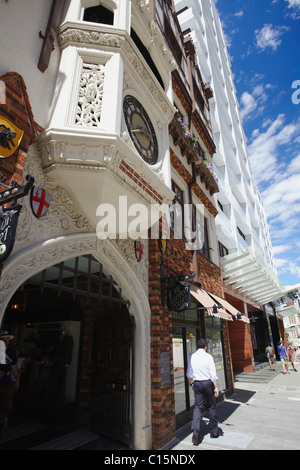 Menschen, die vorbeigehen Ye London Court, Perth, Western Australia, Australien Stockfoto