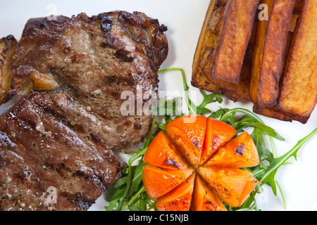 Der Grill. 10oz Sirloin-Steak, Blätter, Tomate & hausgemachte grobe Späne gemischt serviert mit einer Pfeffer-Sauce-116385 Food11 Stockfoto