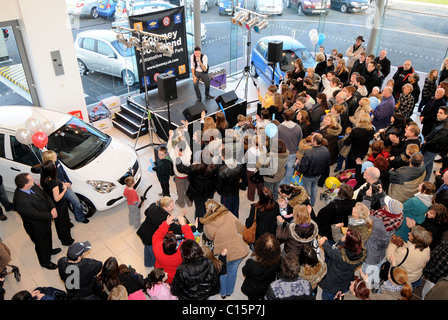 Ex-Mitglied der Boyband 5ive führt Scott Robinson Live auf der Bühne bei der Vorstellung des neuen Toomey Automative Retail Parks, Stockfoto