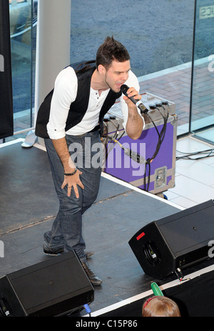 Ex-Mitglied der Boyband 5ive führt Scott Robinson Live auf der Bühne bei der Vorstellung des neuen Toomey Automative Retail Parks, Stockfoto