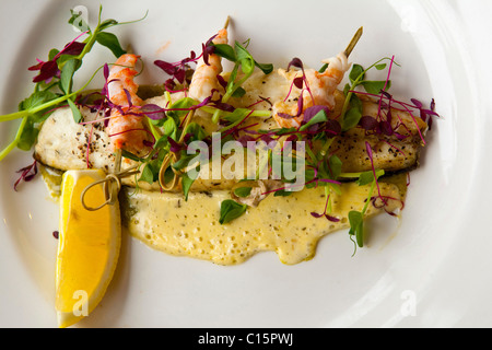 Hauptgang Filet von Wolfsbarsch auf eine Brokkoli-Mousseline mit pochiert "Scampi Tail" & "Erbsensprossen" & "Meerschaum" Dressing Stockfoto