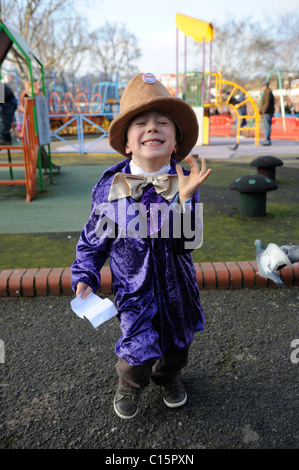Schuljunge gekleidet als Willy Wonka für Welt Buch Tag uk Stockfoto