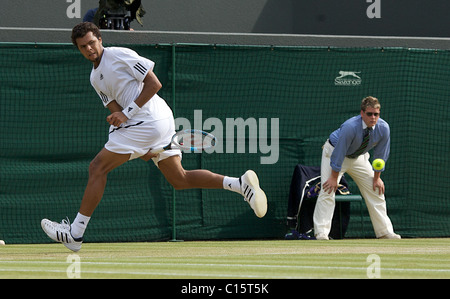 Jo-Wilfred Tsonga, Frankreich in Aktion bei den All England Lawn Tennis Championships in Wimbledon, London, England. Stockfoto