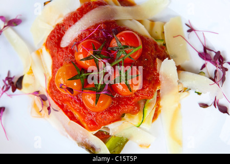Hauptgang serviert Gemüselasagne mit einer reichen Tomate & Kräuter-Sauce mit Knoblauch Slice auf einem weißen Teller 116425 Food19 Stockfoto
