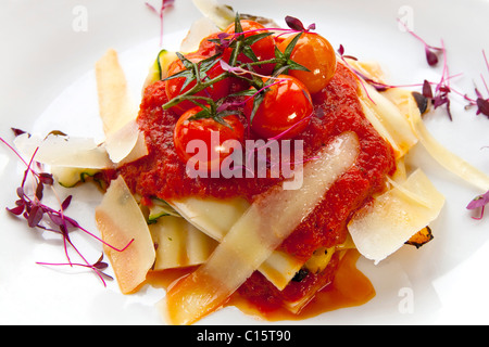 Hauptgericht offen Gemüselasagne mit einer reichen Tomate & Kräuter-Sauce mit Knoblauch Slice 116426 Food19 serviert Stockfoto