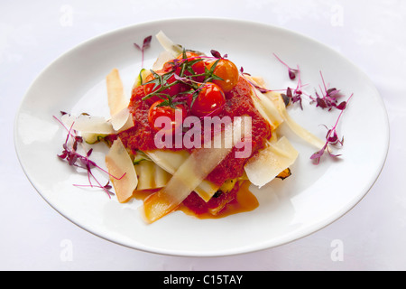 Hauptgericht offen Gemüselasagne mit einer reichen Tomate & Kräuter-Sauce mit Knoblauch Slice auf weißen Teller 116427 Food19 serviert Stockfoto