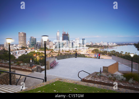 Blick auf die Skyline der Stadt vom Kings Park, Perth, Western Australia, Australien Stockfoto