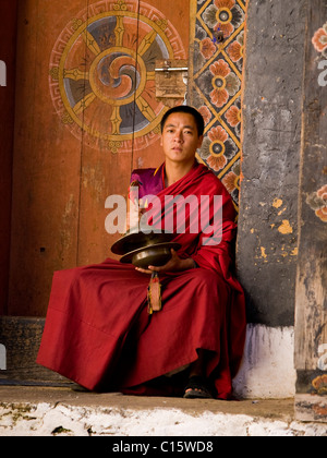 Mönche in der Jakar Dzong in Bumthang tanzen Stockfoto