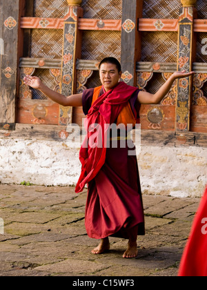 Mönche in der Jakar Dzong in Bumthang tanzen Stockfoto