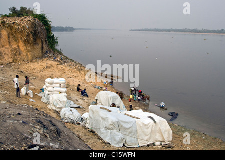 Der Binnenhafen in Betou, Ubangi Fluß, Republik Kongo Stockfoto
