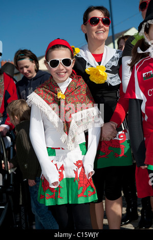 Kind trägt walisischen Tracht am St. Davids Day Charity Volkslauf, Aberystwyth Wales UK Stockfoto