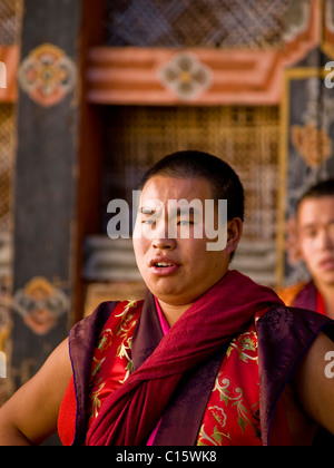 Mönche in der Jakar Dzong in Bumthang tanzen Stockfoto