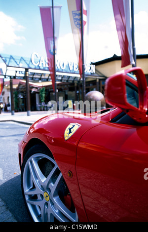 Ferrari parkte vor einem Casino in Velden, Wörthersee, Kärnten, Österreich, Europa Stockfoto