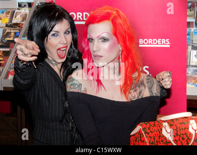 Kat Von D und Jeffree Star bei einer Signierstunde an Grenzen, anlässlich des Starts des Kats neues Buch "High Voltage Tattoo". Las Stockfoto