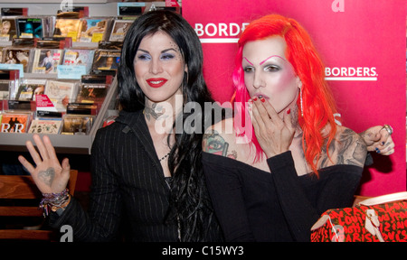 Kat Von D und Jeffree Star bei einer Signierstunde an Grenzen, anlässlich des Starts des Kats neues Buch "High Voltage Tattoo". Las Stockfoto