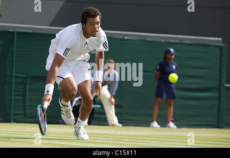 Jo-Wilfred Tsonga, Frankreich in Aktion bei den All England Lawn Tennis Championships in Wimbledon, London, England. Stockfoto