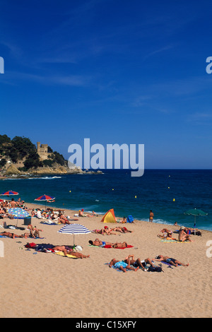 Strand und Burg in Lloret de Mar, Costa Brava, Katalonien, Spanien, Europa Stockfoto