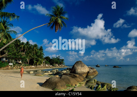 Frau zu Fuß auf Lamai Beach, Koh, Ko Samui, Thailand, Südostasien Stockfoto